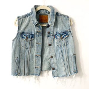 💗BUNDLE 3 & GET 1 FREE💗 Women LEVI LIGHT FRAYED JEAN VEST JACKET! SZ MED!